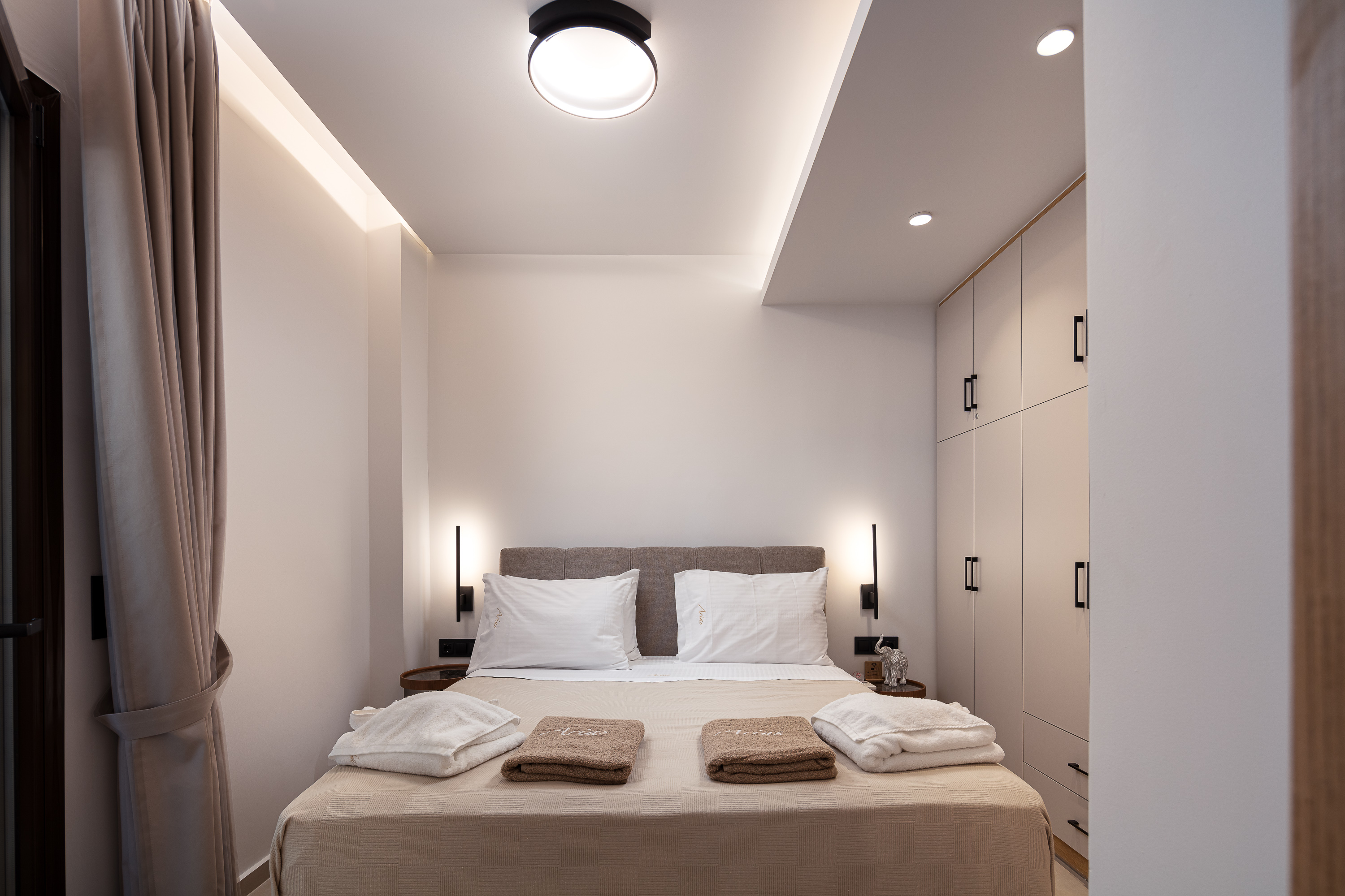 Master bedroom with built-in wardrobe โ 2 bedroom apartment Rethymno