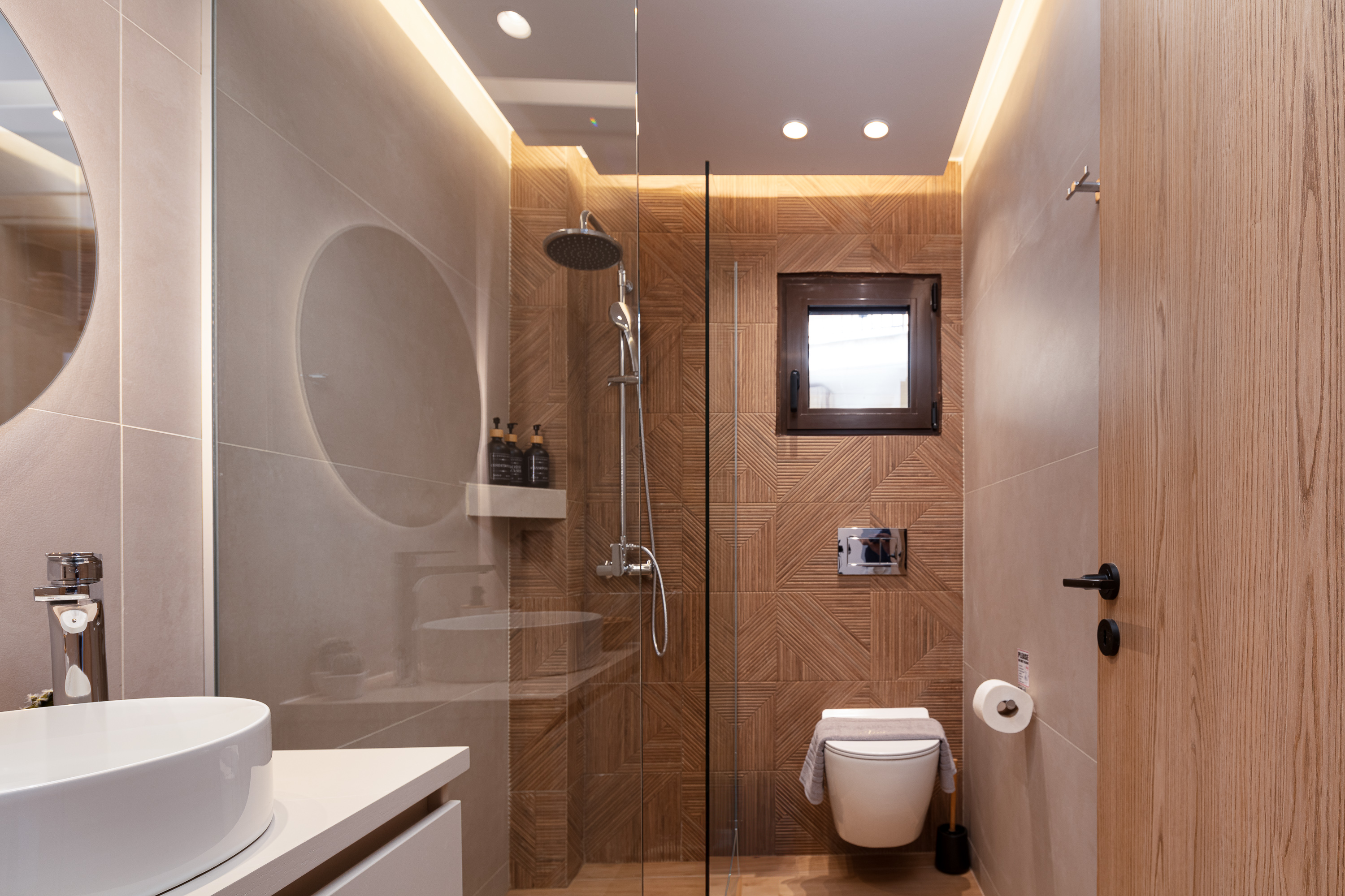 Second bathroom with rainfall shower โ self catering apartment Rethymno